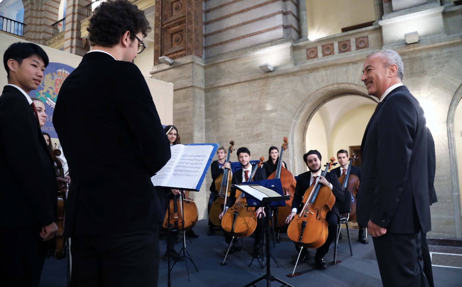  Премиерът посрещна музикантите от Младежката филхармония 